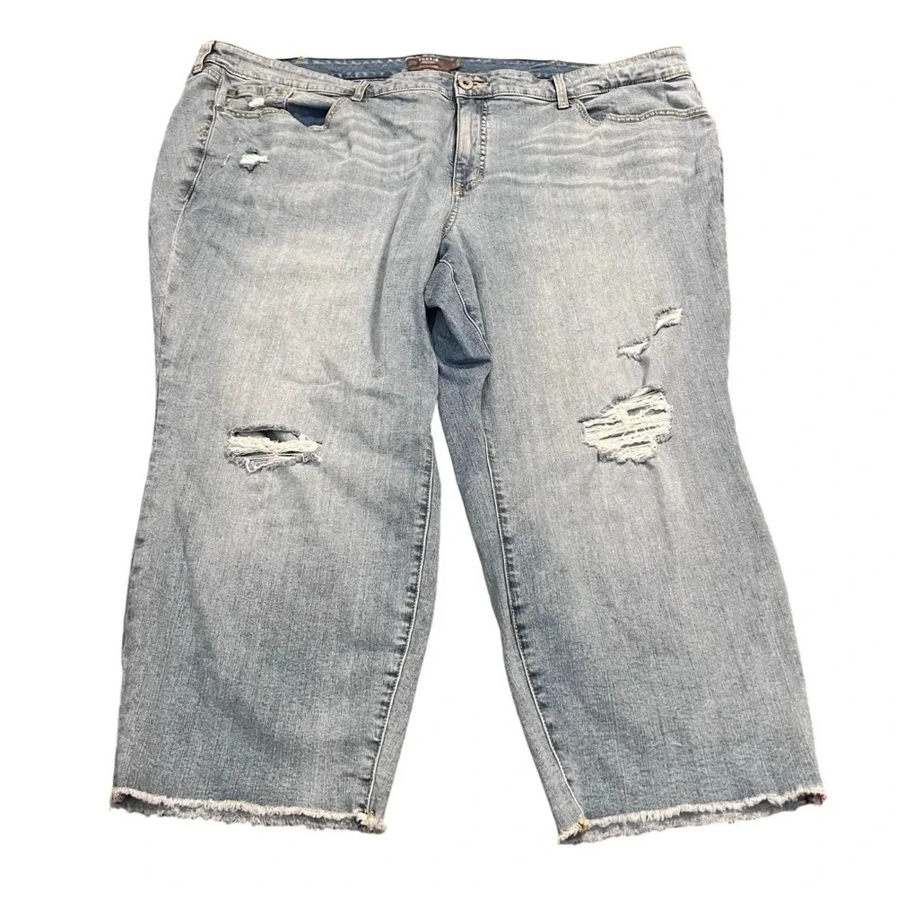Torrid‎ Crop Boyfriend Jeans Light Wash Distressed Frayed Hem Women Size 26